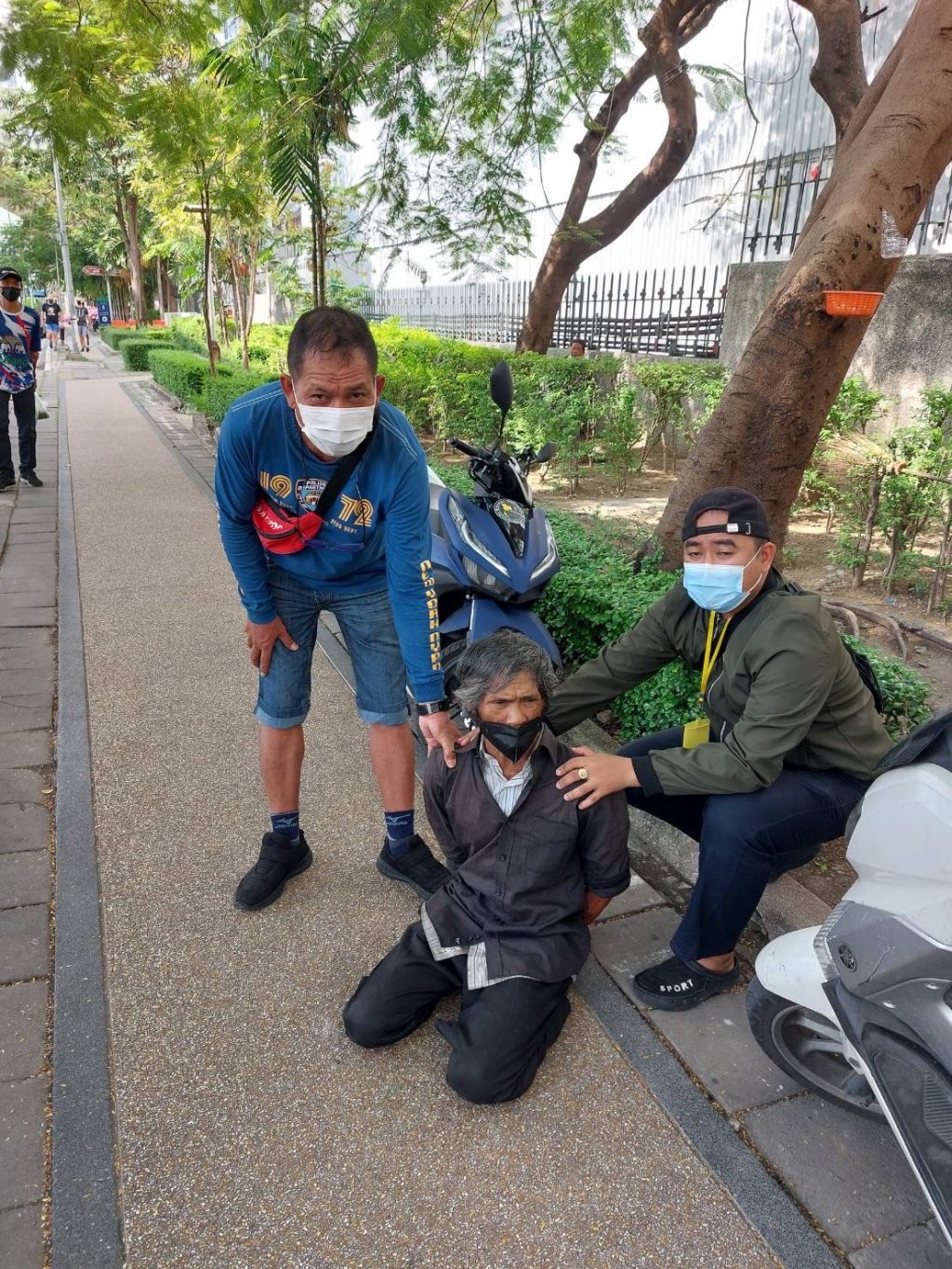 รวบชายเร่ร่อน มีดฟันคนยืนรอรถเมล์สาหัส รับเครียดเหตุแฟนนอกใจ