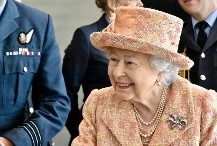 ชมแฟชั่นฉลองพระองค์ พระมาลาในสมเด็จพระราชินีเอลิซาเบธที่ 2
