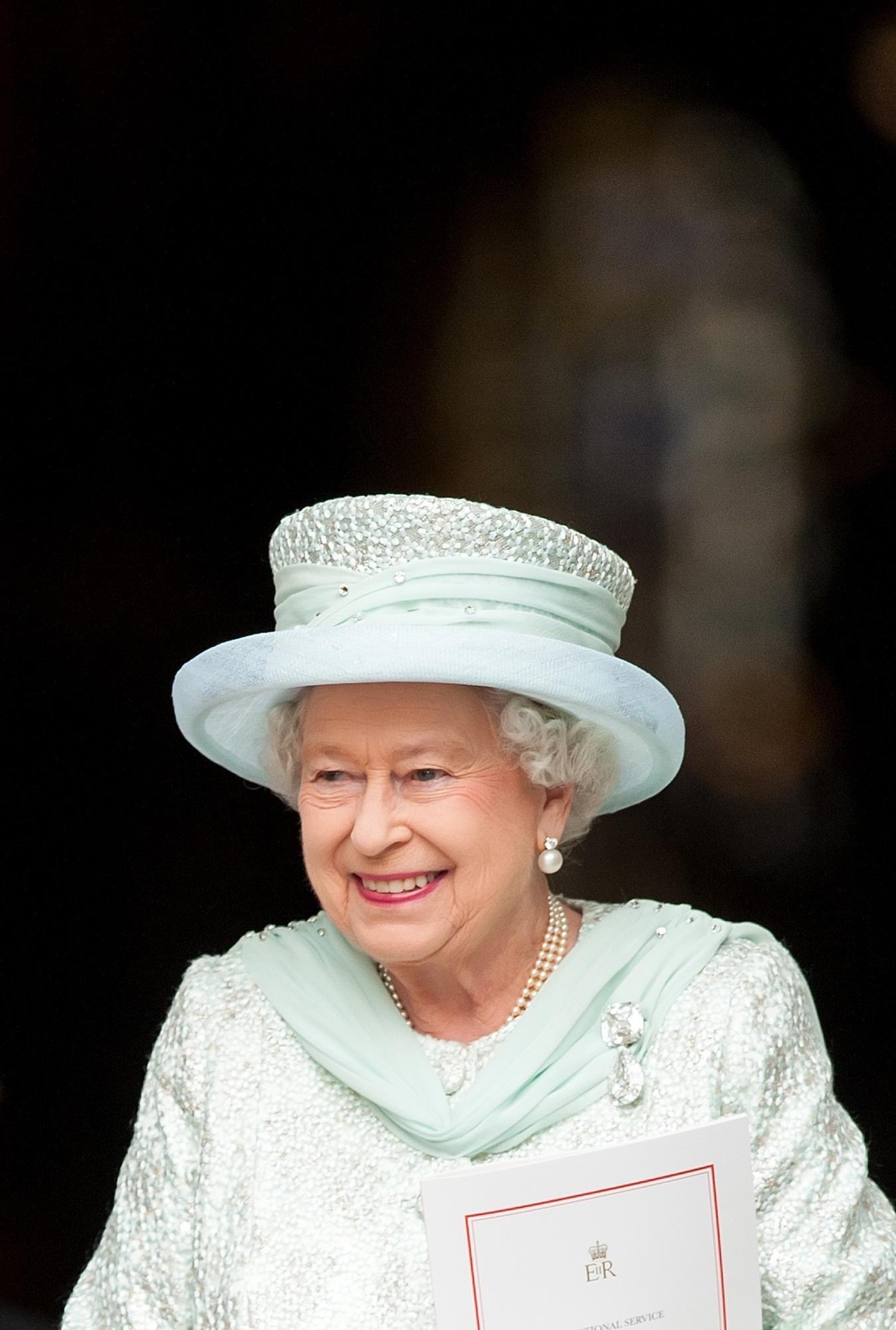 ชมแฟชั่นฉลองพระองค์ พระมาลาในสมเด็จพระราชินีเอลิซาเบธที่ 2
