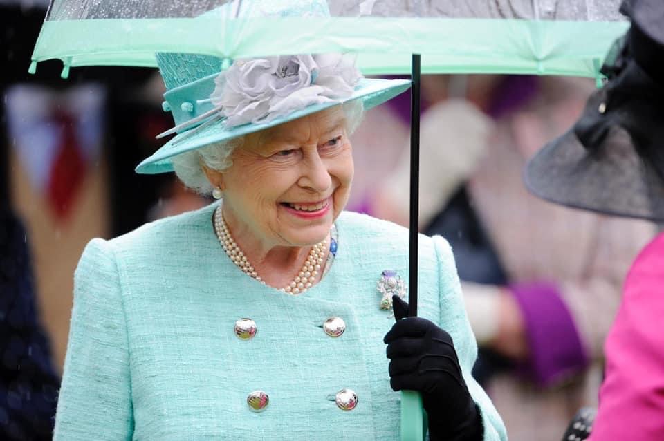 ชมแฟชั่นฉลองพระองค์ พระมาลาในสมเด็จพระราชินีเอลิซาเบธที่ 2