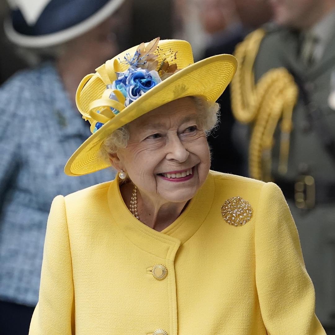 ชมแฟชั่นฉลองพระองค์ พระมาลาในสมเด็จพระราชินีเอลิซาเบธที่ 2