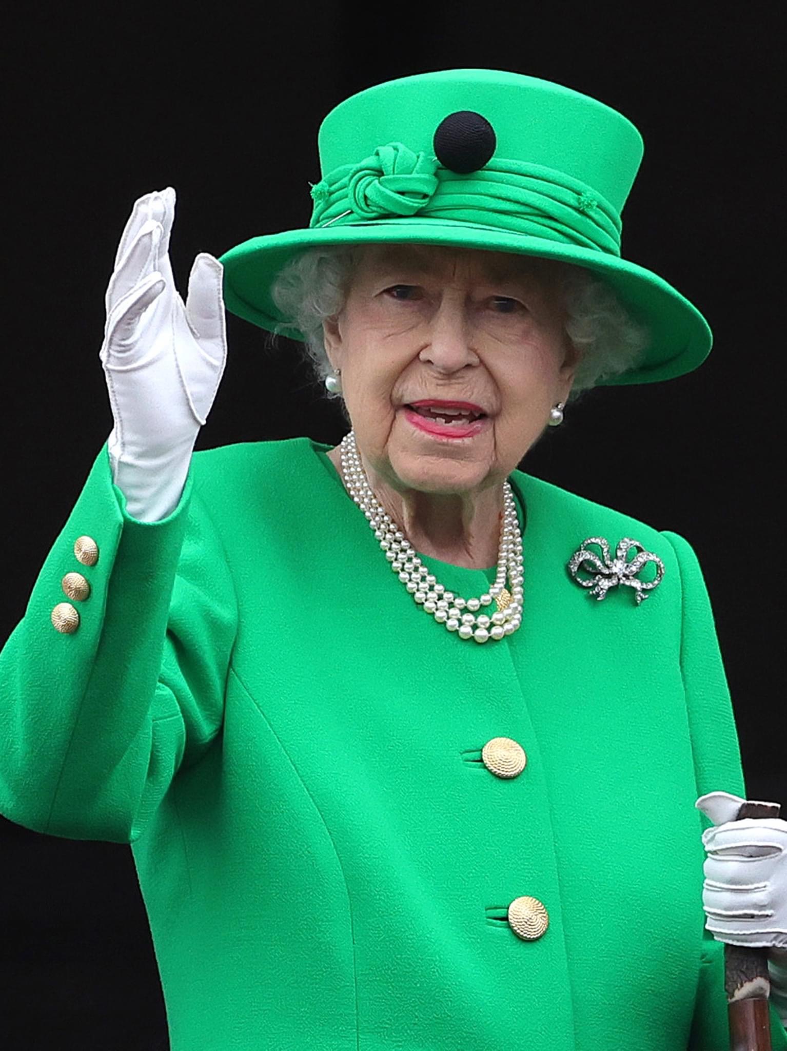 ชมแฟชั่นฉลองพระองค์ พระมาลาในสมเด็จพระราชินีเอลิซาเบธที่ 2