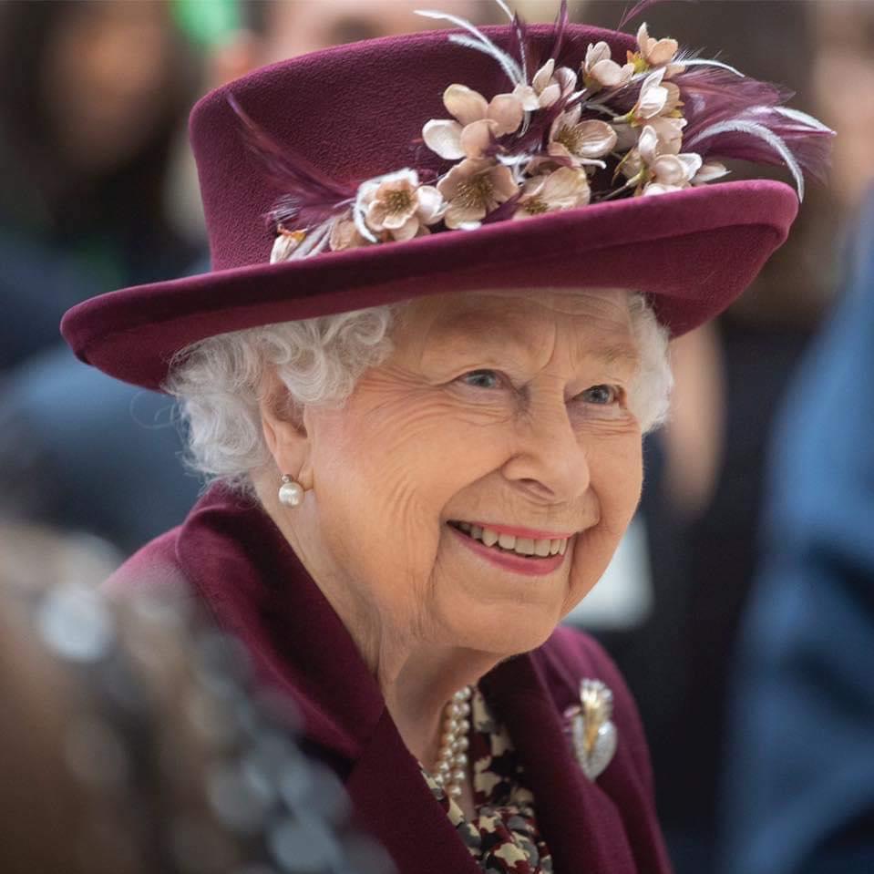 ชมแฟชั่นฉลองพระองค์ พระมาลาในสมเด็จพระราชินีเอลิซาเบธที่ 2