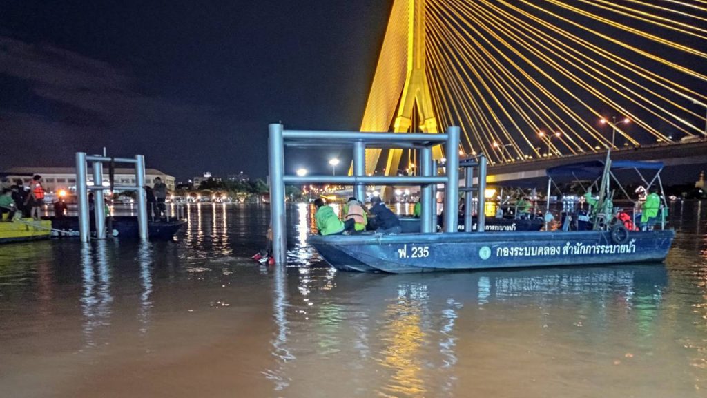 กรมเจ้าท่า กู้ภัย ยังกู้ซากโป๊ะล่ม บริเวณท่าเรือวิสุทธิกษัตริย์ไม่สำเร็จหลังถูกน้ำที่เพิ่มระดับสูงขึ้นซัดล่ม