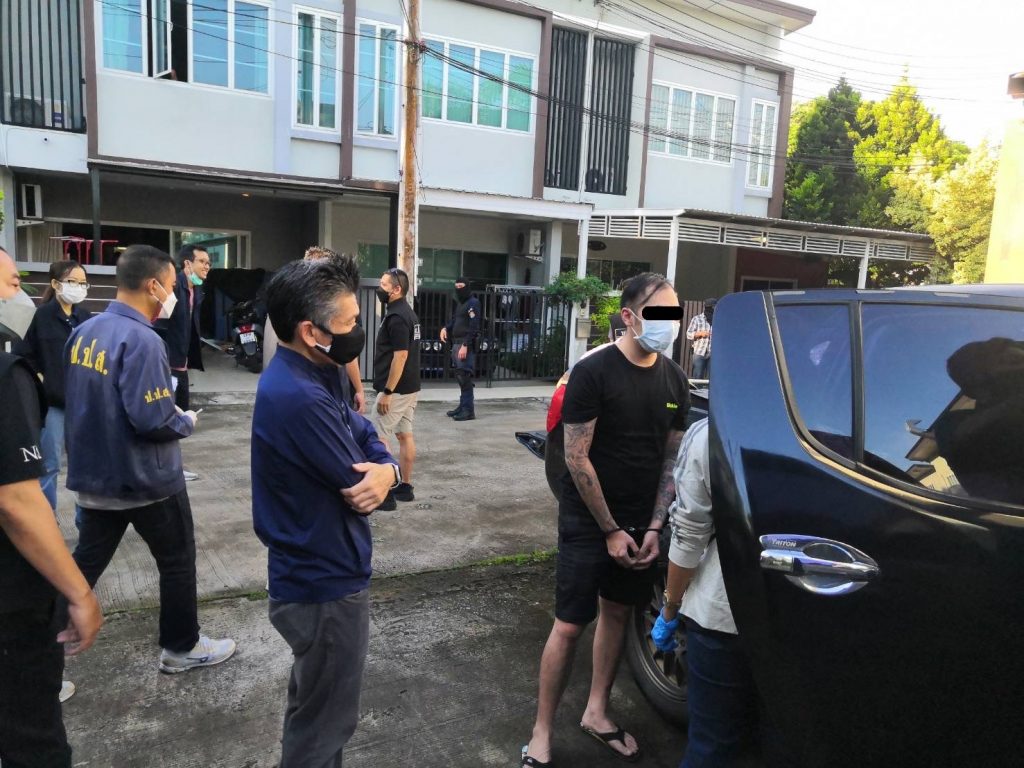 บุกจับหนุ่มฮ่องกง ส่งยาไอซ์ไปเมืองนอก ยึดโรเล็กซ์-รถยนต์เพียบ