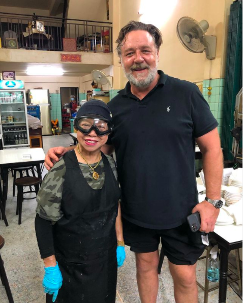 ดังไปอีก! 'รัสเซล โครว์' โพสไอจีคู่ 'เจ๊ไฝ ไข่เจียวปู' ร้านมิชลินสตาร์