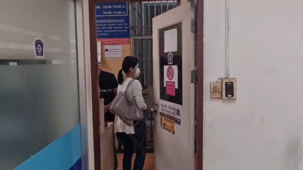 ผู้ต้องหา ตัดเชือกคนงานโรยตัวทาสีอาคารมอบตัว