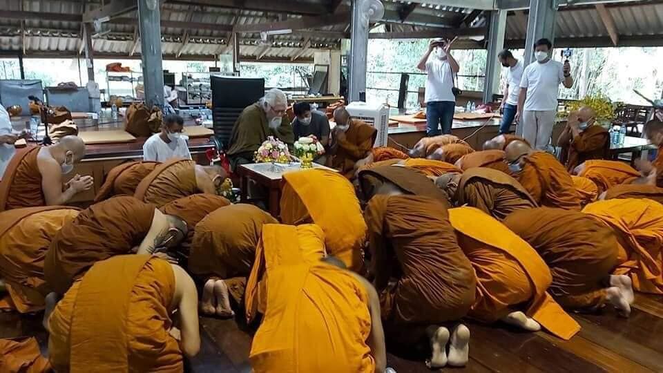 ฮือฮาดราม่า! พระสงฆ์กราบไหว้ อดีตพระยันตระ ย้อนประวัติก่อนกลับไทยฉลองวันเกิด 70 ปี