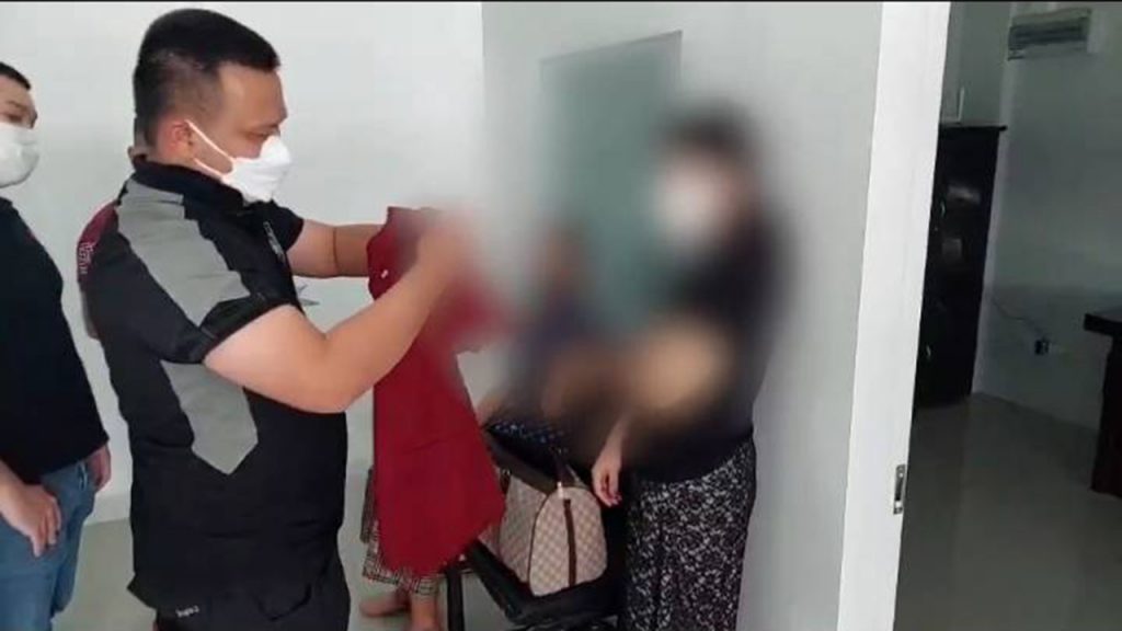 ตำรวจตามจับหมอสาวเก๊ ปลอมใบอนุญาต สมัคงานพบเคยถูกจับมาแล้วแต่ไม่เข็ด